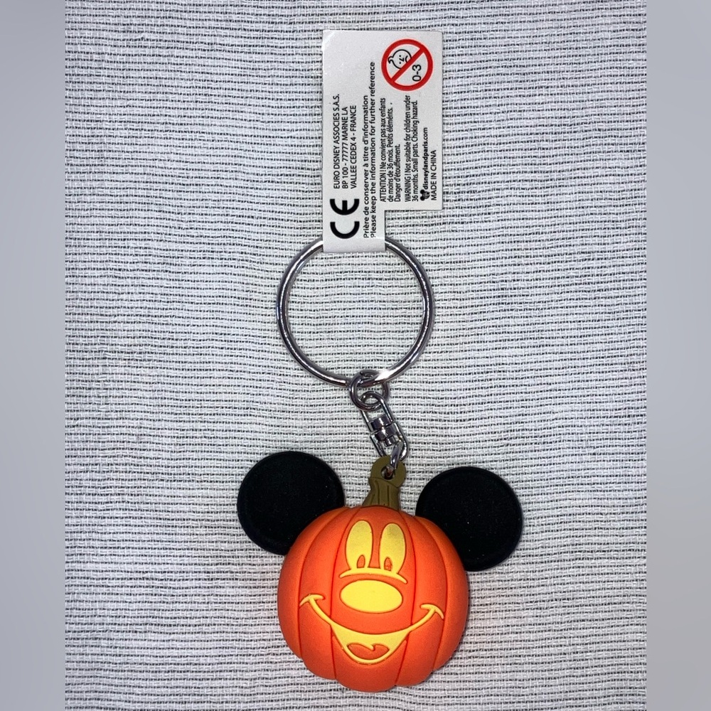 NWT Disney Parks Pumpkin Mickey trick or treat key chain